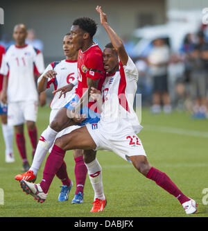 Portland, Oregon, Stati Uniti d'America. 9 Luglio, 2013. Il Costa Rica è RODNEY WALLACE (20) e a Cuba YOANDIR PUGA (22) ottenere vicino come si manovra per il controllo di palla. Si svolgono ogni due anni e la CONCACAF Gold Cup è la principale associazione competizione calcistica di uomini della squadre nazionali di calcio regolato da CONCACAF, determinare il campione regionale di America del Nord, America Centrale e dei Caraibi. Questo anno la Gold Cup è ospitato negli Stati Uniti con sedi in tutto il paese e la partita di campionato che si terrà a Chicago, IL. Credito: Ken Hawkins/ZUMAPRESS.com/Alamy Live News Foto Stock