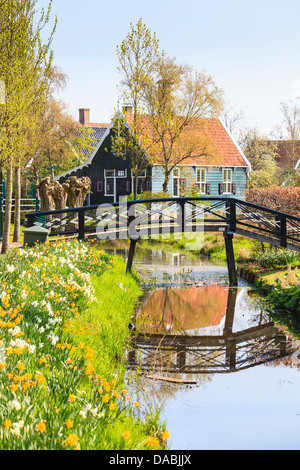 Conserve di case storiche a Zaanse Schans sulle rive del fiume Zaan, nei pressi di Amsterdam Zaandam, North Holland, Paesi Bassi Foto Stock