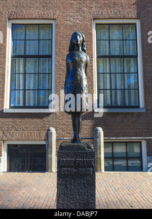 Statua di Anne Frank al di fuori di Westerkerk, vicino alla sua casa, Amsterdam, Paesi Bassi, Europa Foto Stock