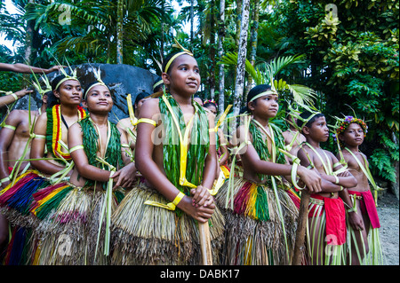 Tradizionalmente condita isolani in posa per la fotocamera, Isola di Yap, Stati Federati di Micronesia, Isole Caroline, Pacific Foto Stock