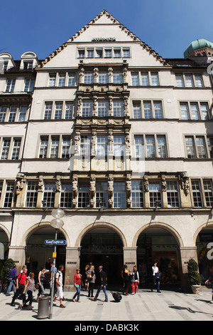 Il Hirmer store su Kaufingerstrasse, la via principale dello shopping nel centro di Monaco di Baviera, Germania, Europa Foto Stock