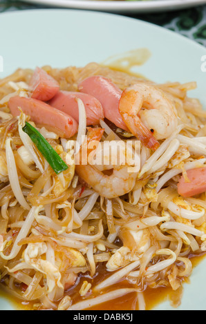 Close up Pad Thai , mescolare noodles fritti con gamberetti, salsicce , Uovo di gallina e verdure Foto Stock