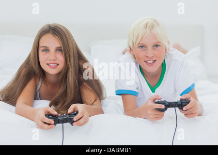 Ritratto di fratelli di giocare con i videogiochi Foto Stock