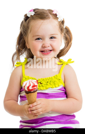 Sorridente bambina a mangiare il gelato isolato Foto Stock