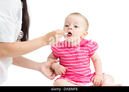 Medico dando farmaco al bambino ragazza isolato su bianco Foto Stock