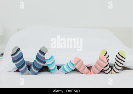 I piedi dei familys in stripey socks Foto Stock