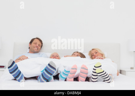 Famiglia di indossare calze stripey Foto Stock