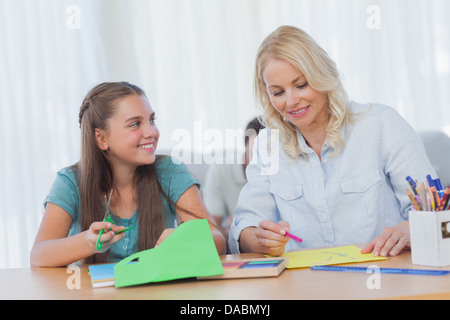 Madre che fa arti e mestieri con sua figlia Foto Stock