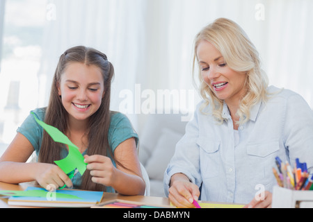 Madre e figlia facendo arti e mestieri insieme Foto Stock