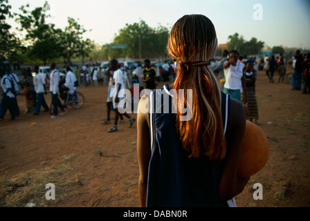 In sobborgo Corofina Nord Bamako Mali giovani si riuniscono nel tardo pomeriggio di grandi dimensioni campo polveroso per lo sport - basket - Calcio Foto Stock