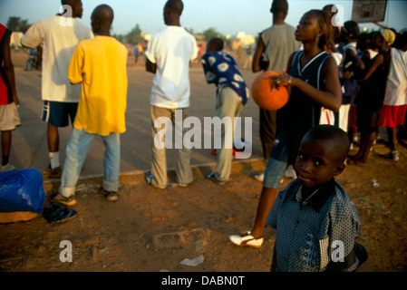 In sobborgo Corofina Nord Bamako Mali giovani si riuniscono nel tardo pomeriggio di grandi dimensioni campo polveroso per lo sport - basket - Calcio Foto Stock