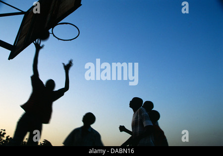 In sobborgo Corofina Nord Bamako Mali giovani si riuniscono nel tardo pomeriggio di grandi dimensioni campo polveroso per lo sport - basket - Calcio Foto Stock