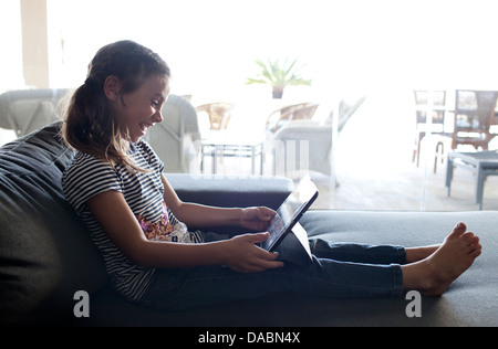 Ragazza giovane cerca in internet sul suo iPad nella lounge - Stonehurst station wagon, Cape Town, Sud Africa. Foto Stock