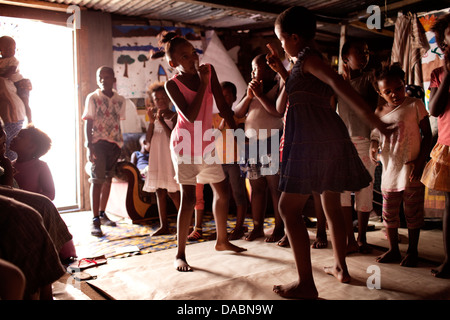 Patricia corre volontario scuola di danza home in Langa a Città del Capo in Sud Africa da lei fa questo per elevare bambini locali dare loro Foto Stock