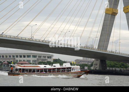 Chao Phraya Express barca , un servizio di trasporto sul Fiume Chao Phraya , Bangkok , Thailandia Foto Stock