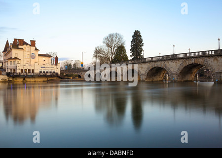 Il Blue River Cafe e il Ponte sul Fiume Tamigi, Maidenhead, Berkshire, Inghilterra, Regno Unito, Europa Foto Stock