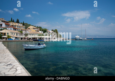 Le barche nel porto di Kassiopi sulla costa nordorientale di Corfu, Isole Ionie, isole greche, Grecia, Europa Foto Stock