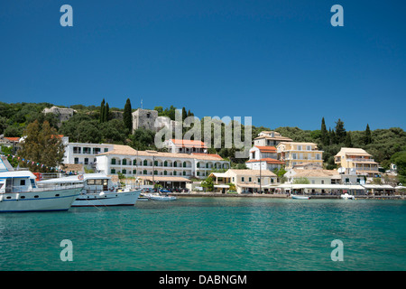 Il porto di Kassiopi sulla costa nordorientale di Corfu, Isole Ionie, isole greche, Grecia, Europa Foto Stock