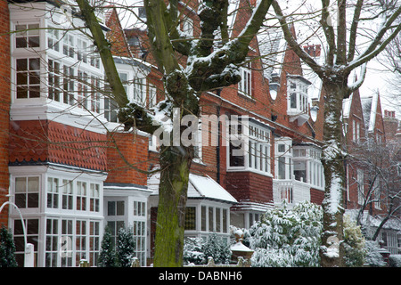 La caduta di neve nella parte anteriore delle arti e mestieri e case di stile in Bedford Park, Londra, Inghilterra, Regno Unito, Europa Foto Stock