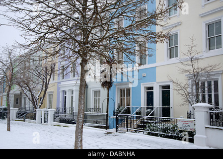 Le case dai colori pastello in un giorno di neve a Elgin Crescent in Notting Hill area di Londra, Inghilterra, Regno Unito, Europa Foto Stock