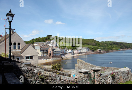 Vista da sopra del villaggio di Kingsand, Girt Beach e la scindono, Plymouth Sound, Cornwall, England, Regno Unito, Europa Foto Stock