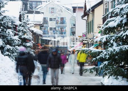 Nevicata nel centro città, Chamonix Alta Savoia, sulle Alpi francesi, Francia, Europa Foto Stock