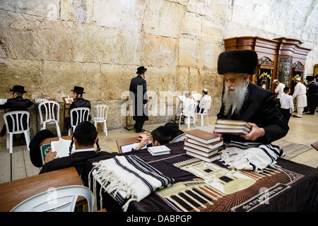 Ebrea ortodossa persone pregando in una sinagoga da parete occidentale (il Muro del Pianto) nella Città Vecchia di Gerusalemme, Israele, Medio Oriente Foto Stock