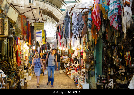 Il souk arabo, mercato coperto, nel quartiere musulmano della città vecchia di Gerusalemme, Israele, Medio Oriente Foto Stock