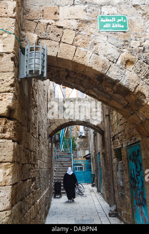 Scena di strada nella città vecchia di Akko (ACRE), il Sito Patrimonio Mondiale dell'UNESCO, Israele, Medio Oriente Foto Stock