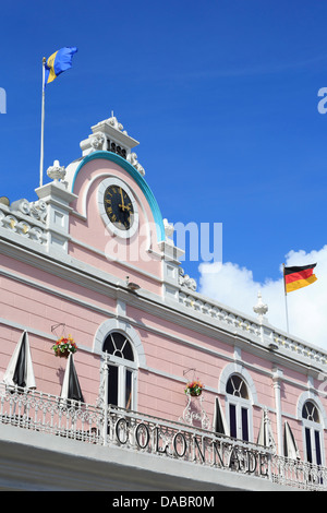 Storico edificio colonnato, Bridgetown, Barbados, West Indies, dei Caraibi e America centrale Foto Stock