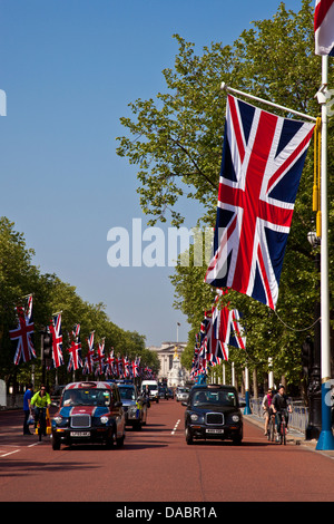 Unione bandiere, The Mall a Londra, Inghilterra Foto Stock
