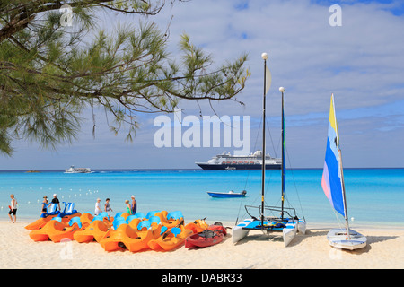 La nave di crociera che sono ancorate al largo di Half Moon Cay, la piccola isola di San Salvador, Bahamas, West Indies, America Centrale Foto Stock