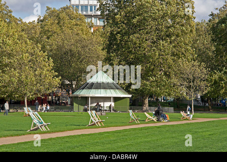 Sedie a sdraio in Hyde Park, Londra Foto Stock