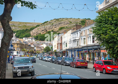 La strada principale dello shopping a Llandudno, Clwyd Galles del Nord con il Great Orme in background. Foto Stock