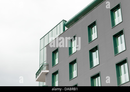 In alto di un edificio per uffici con verde di windows e strisce di metallo sulle pareti Foto Stock