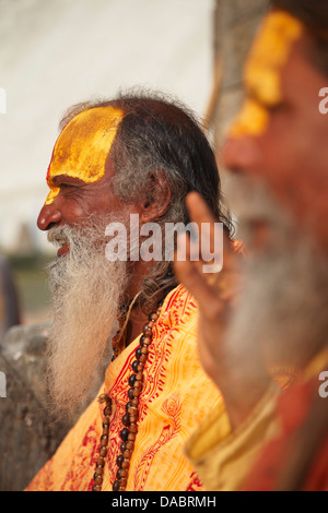 Sadhus (uomini santi) al tempio di Pashupatinath, Kathmandu, Nepal, Asia Foto Stock