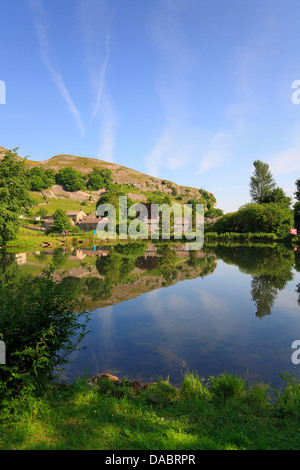 Kilnsey Crag e Parco Kilnsey Trota Lago, Kilnsey, Wharfedale, North Yorkshire, Yorkshire Dales National Park, Inghilterra, Regno Unito. Foto Stock