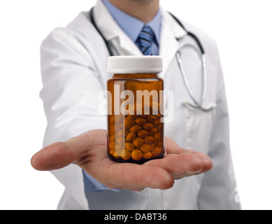 Medico tenendo una bottiglia di pillole Foto Stock