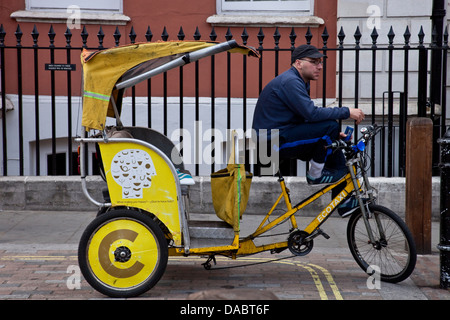 Pilota Pedicab in attesa per le tariffe, Covent Garden di Londra, Inghilterra Foto Stock