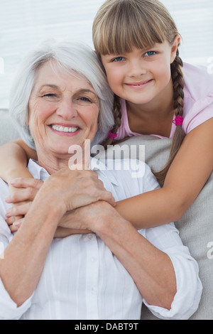 Giovane ragazza abbracciando la nonna Foto Stock