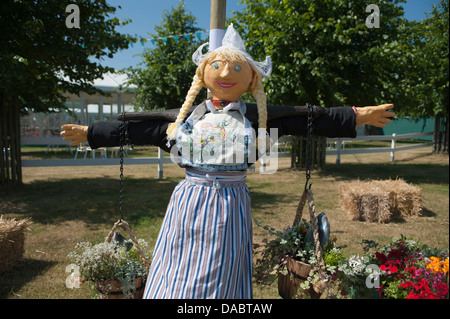 RHS Hampton Court Palace Flower Show 2013 Surrey in Inghilterra Dairymaid olandese spaventapasseri Foto Stock