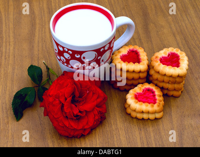 Biscotti e tazza di latte Foto Stock