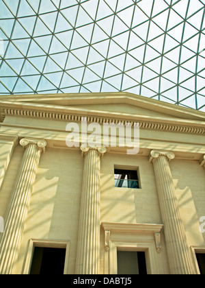 La Great Court del British Museum che mostra il soffitto e colonne ioniche in ingresso, Great Russell Street, Londra WC1, Inghilterra Foto Stock