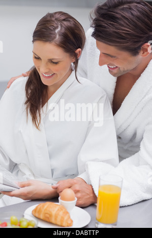 Felice coppia avente la prima colazione Foto Stock