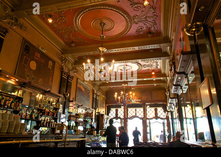 Interno del Cafè Brasileira, Chiado, Lisbona, Portogallo, Sud ovest Europa Foto Stock