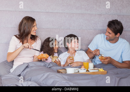 Famiglia con colazione a letto Foto Stock