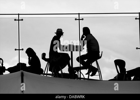 Una coppia avente un incontro di affari in un pranzo rinfreschi Foto Stock