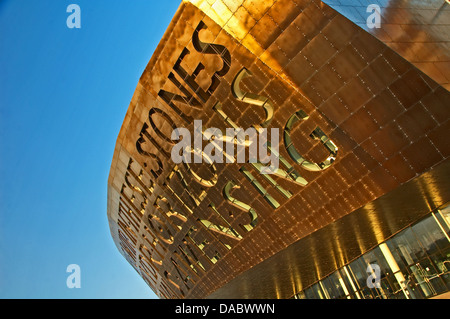 Il Wales Millennium Centre è un edificio moderno e architettonico, il pezzo centrale della rigenerazione della Tiger Bay a Cardiff. Foto Stock