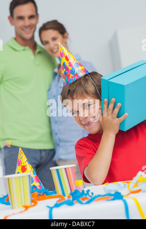 Little Boy scuotendo il suo regalo di compleanno Foto Stock