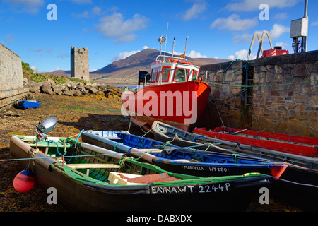 Barche da pesca a Kildownet Pier, Achill Island, nella contea di Mayo, Connaught (Connacht), Repubblica di Irlanda, Europa Foto Stock